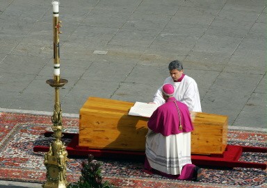 pogrzeb - papieża  Jana Pawła II - trumna z Ojcem świętym.jpg
